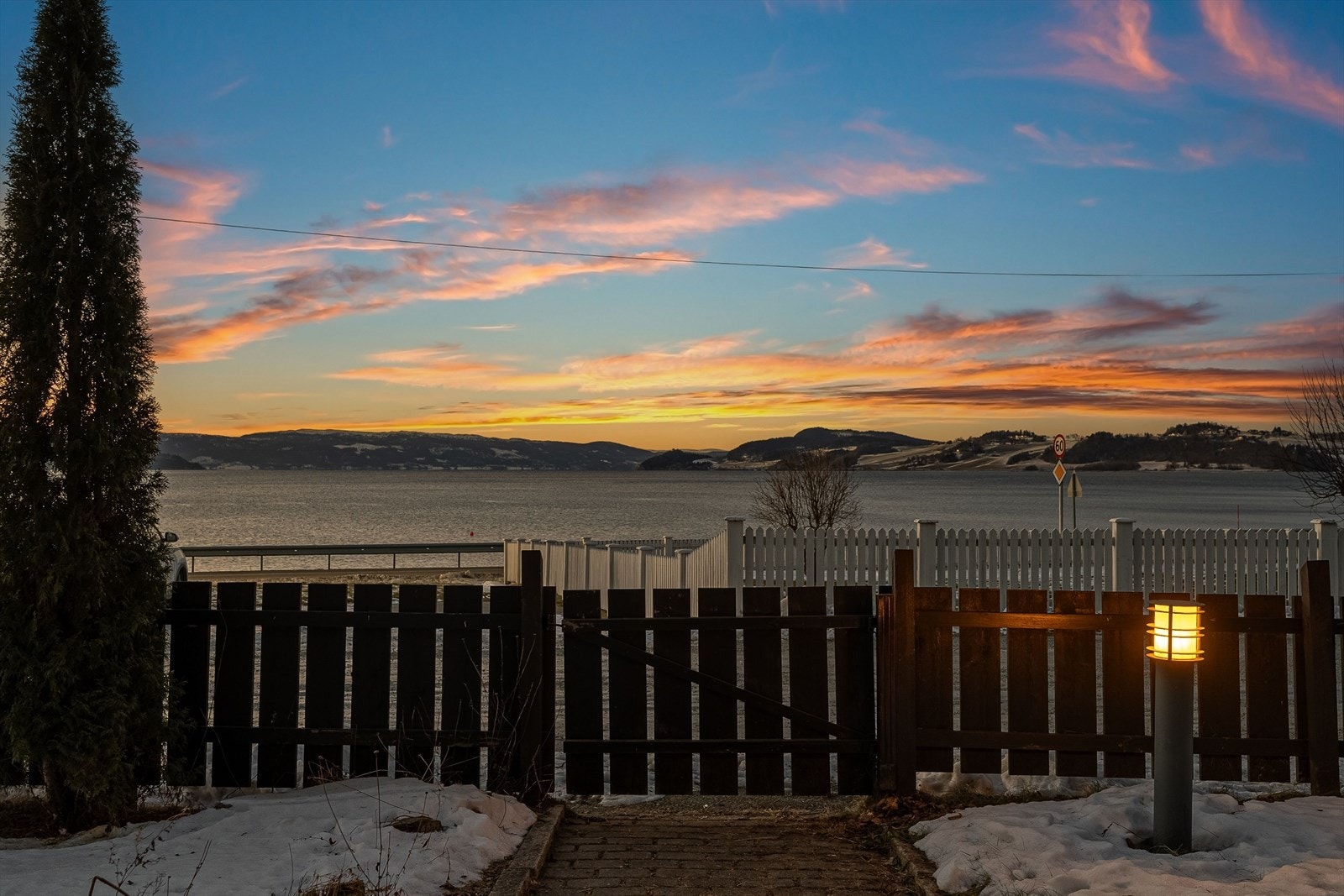 Herfra har man nydelig utsikt utover Buvikbukta og har solen gjennom store deler av dagen midtsommers. Galleribilde