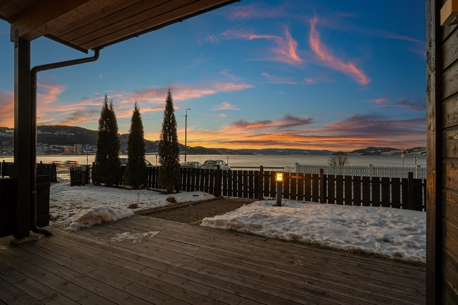 Leiligheten disponerer en terrasse på 16 kvm med hageflekk. Galleribilde