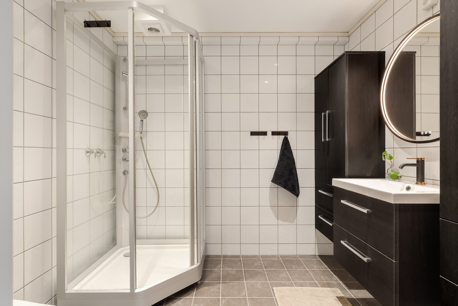 Badet er moderne og romslig, og har godt med oppbevaringsplass i baderomsinnredningen. Galleribilde