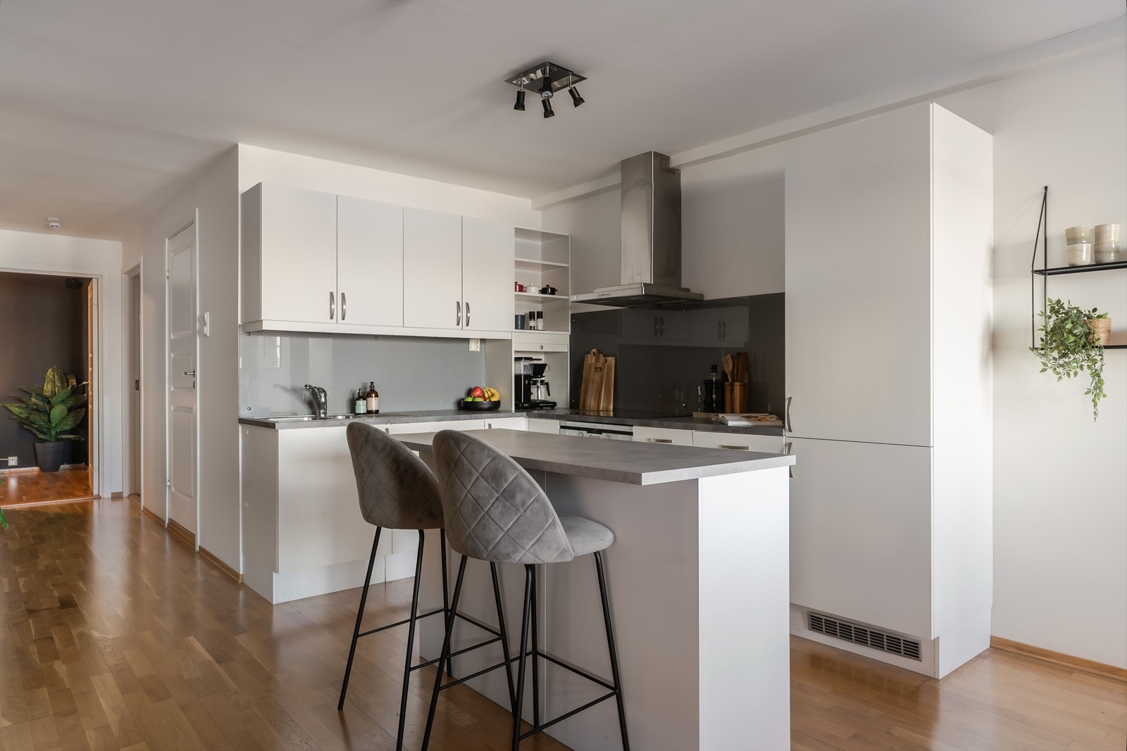 Utformingen gir god arbeidsflyt og enkel kontakt med spiseplass og oppholdsdel, noe som gjør kjøkkenet godt egnet både til daglig bruk og når man har gjester. Galleribilde