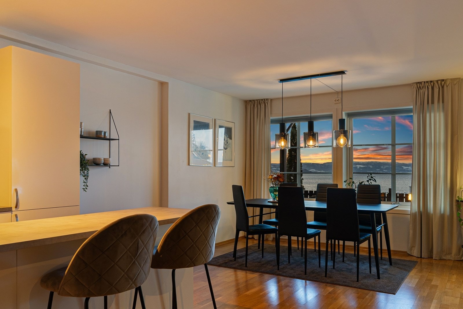 Leiligheten disponerer to parkeringsplasser, og det er ellers godt med dekning for gjesteparkering. Galleribilde