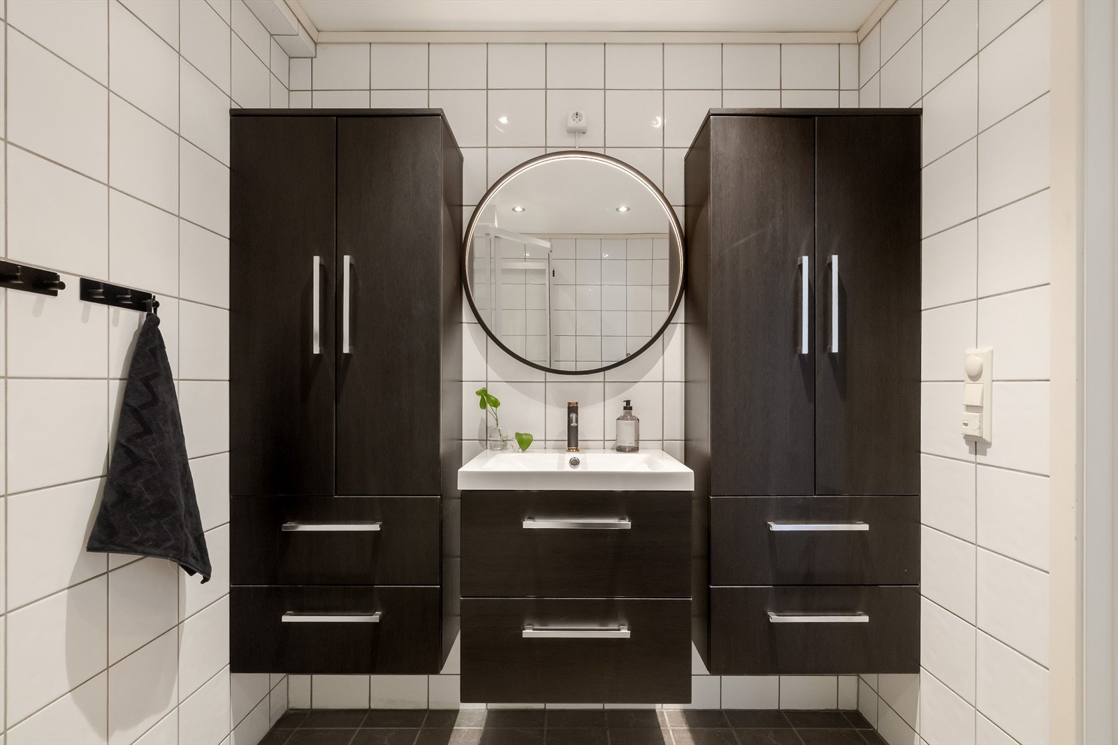 Her er plassen godt utnyttet, med løsninger som gir et ryddig uttrykk og dekker behovene i en moderne hverdag. Galleribilde