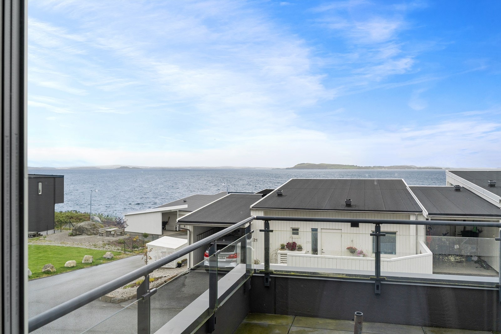 Denne tiltalende leiligheten fra nyere tid tilbyr en gjennomført planløsning med et tidsriktig og funksjonelt preg. Galleribilde