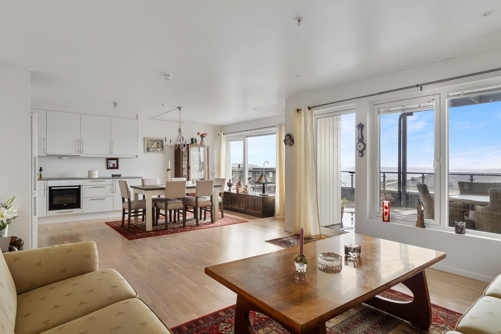 Kjøkkeninnredningen har slette fronter, laminatbenkeplate og integrerte hvitevarer. Galleribilde