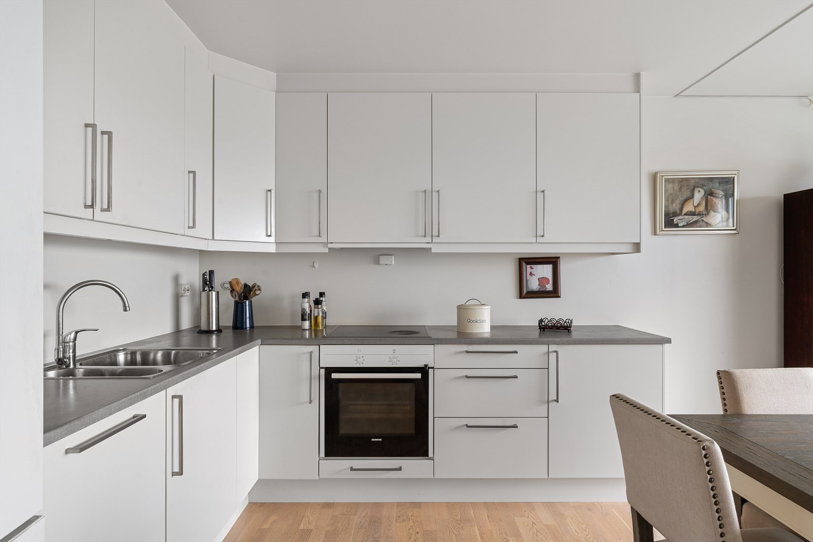 Lyst og moderne kjøkken med god skap- og benkeplass. Galleribilde