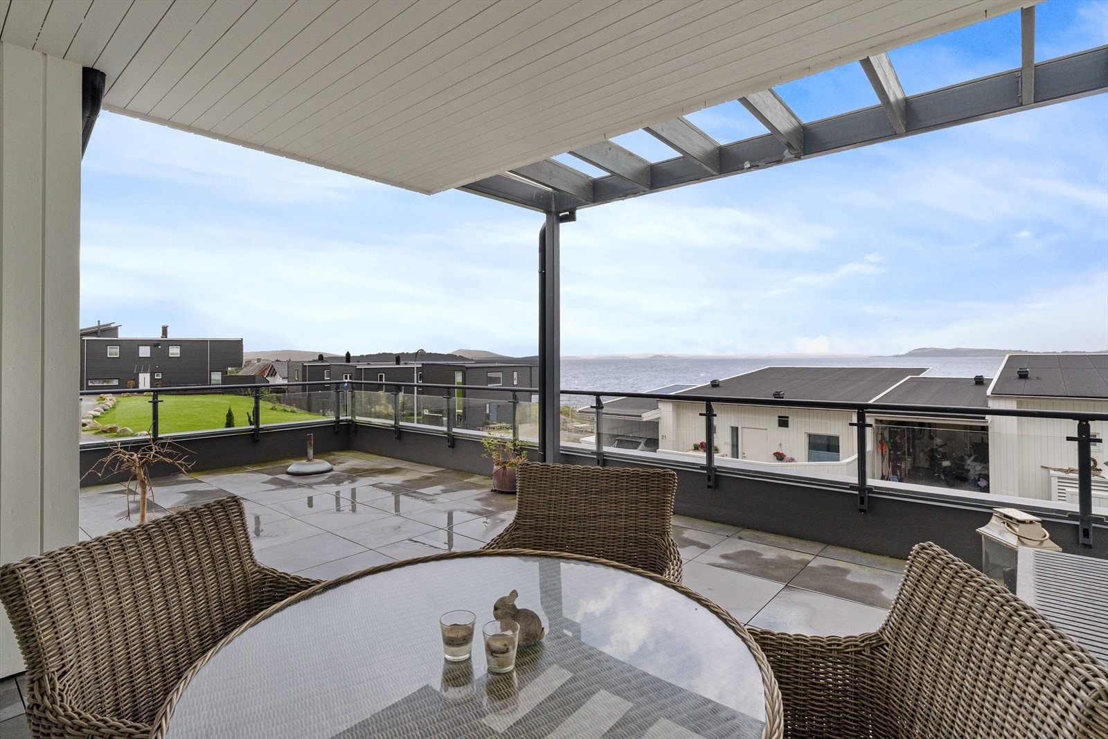 Stort uteområde på ca. 32m² med herlig utsikt og gode solforhold. Galleribilde