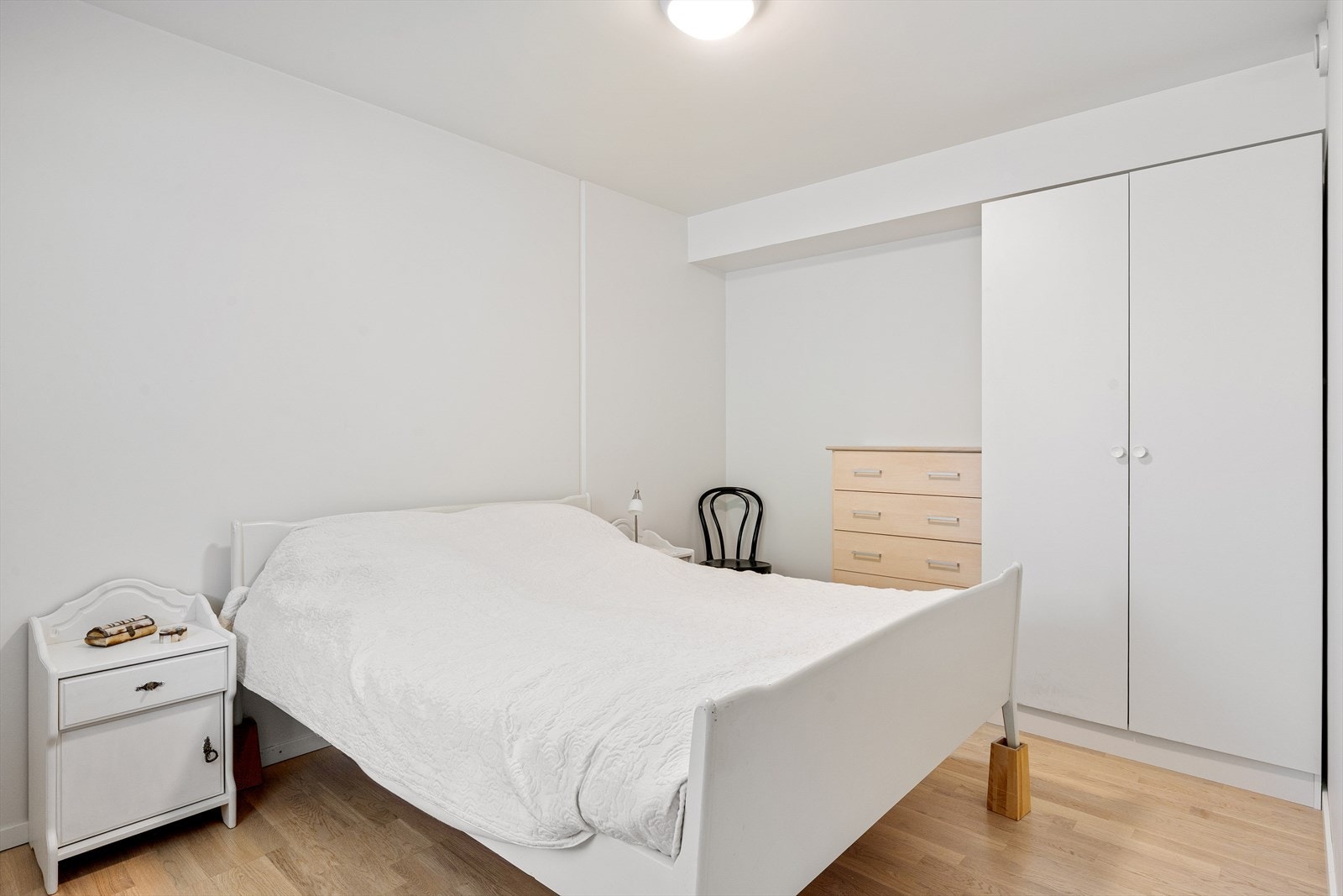 Praktiske og lune soverom med plass til seng og ønsket garderobeløsning. Galleribilde