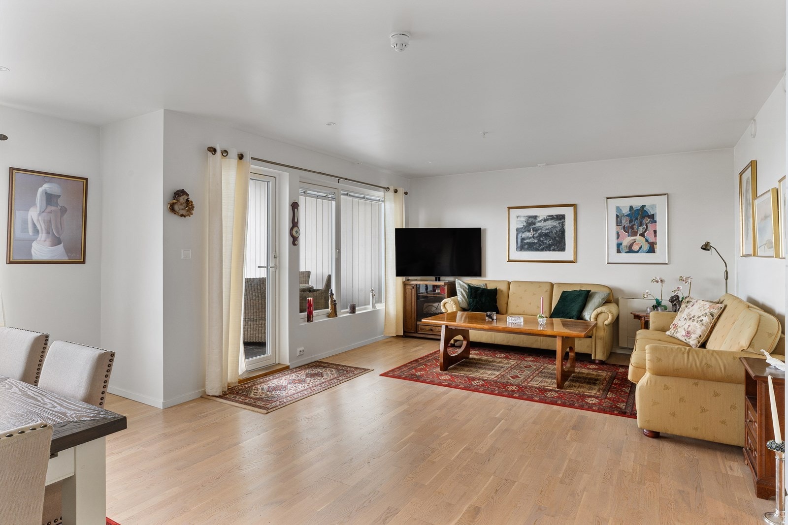 Leiligheten har parkettgulv, malte overflater og betongdekke mellom etasjene, og er utstyrt med balansert ventilasjon for et godt inneklima. Galleribilde