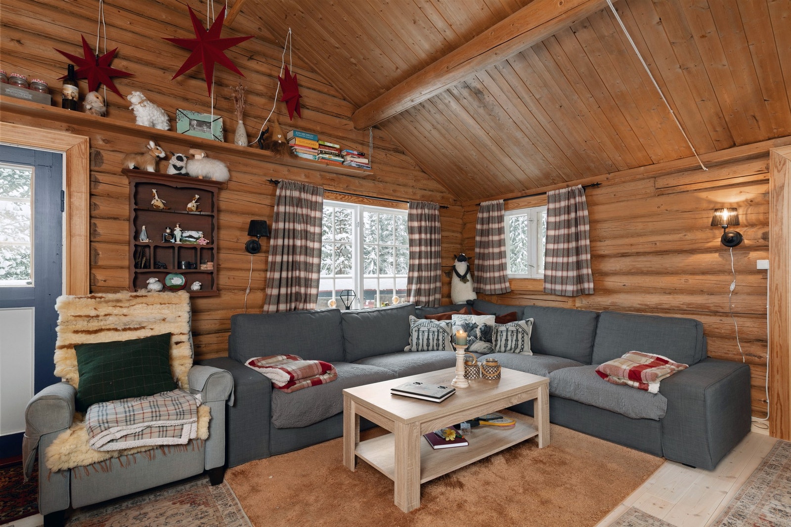 Vinduene slipper inn rikelig med lys. Plass til en romslig sofagruppe. Galleribilde