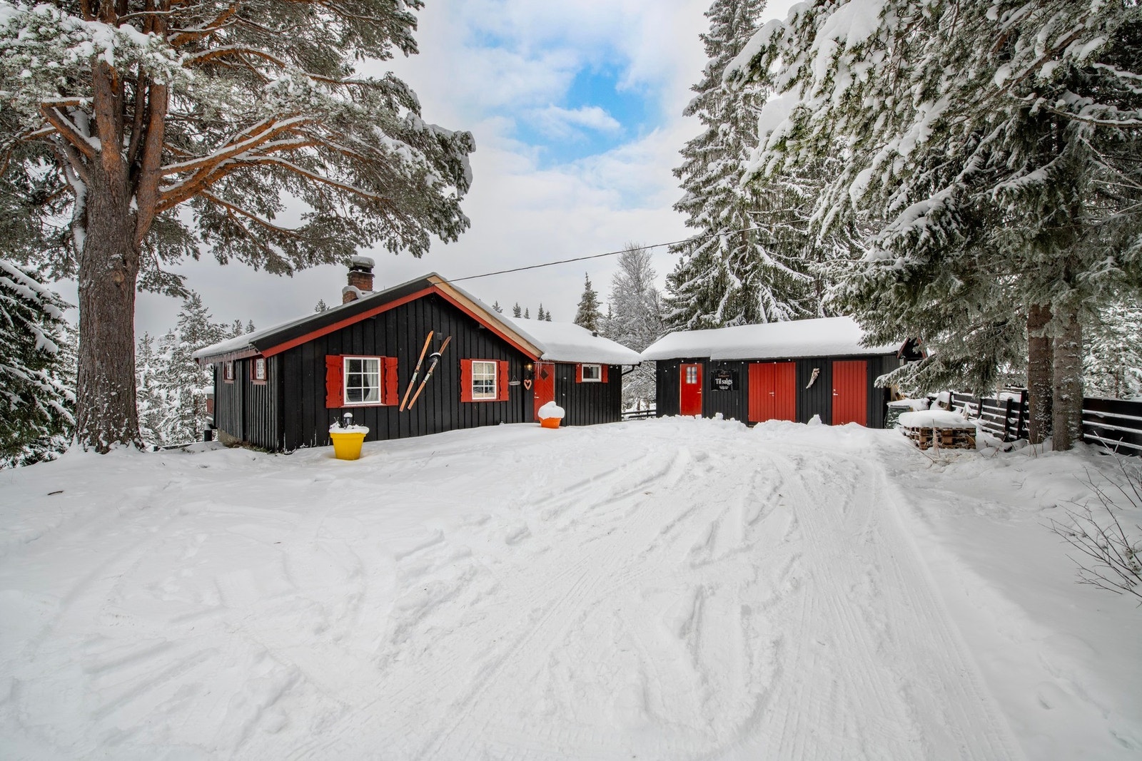 Gode parkeringsmuligheter på tomten. Galleribilde