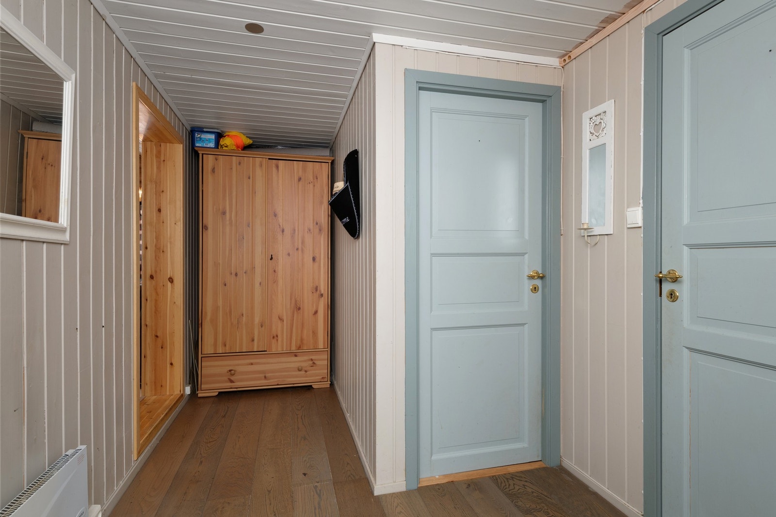 Gangen gir deg plass til å henge fra deg yttertøy. Galleribilde