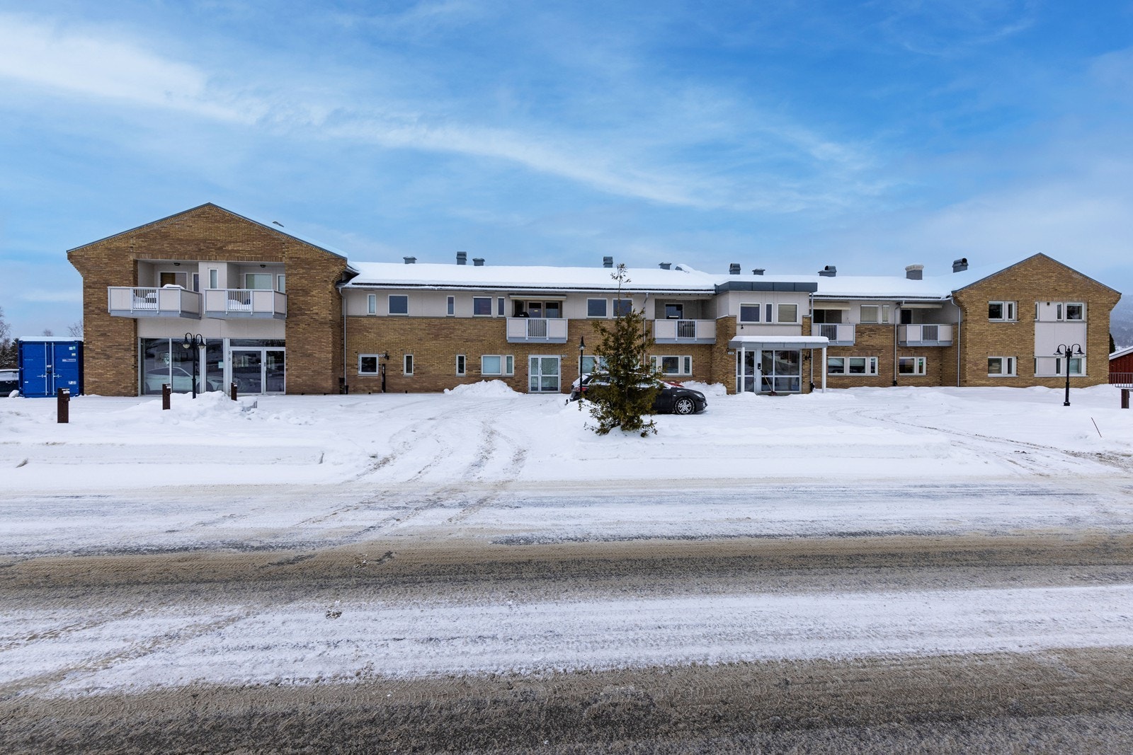 Sentralt beliggende med gangavstand til sentrum og de fleste servicetilbud, umiddelbar nærhet til bussholdeplass og kort vei til barnehage og skoler. Galleribilde