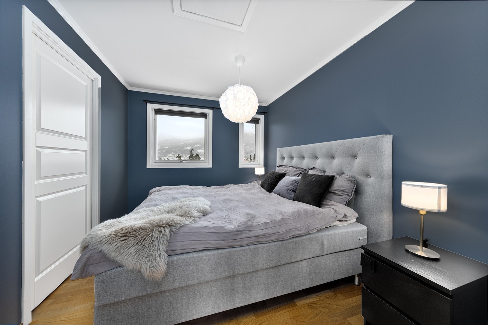 Leiligheten har totalt 2 soverom. Hovedsoverommet er malt i en behagelig blåtone og er et hyggelig sted å trekke seg tilbake. Galleribilde