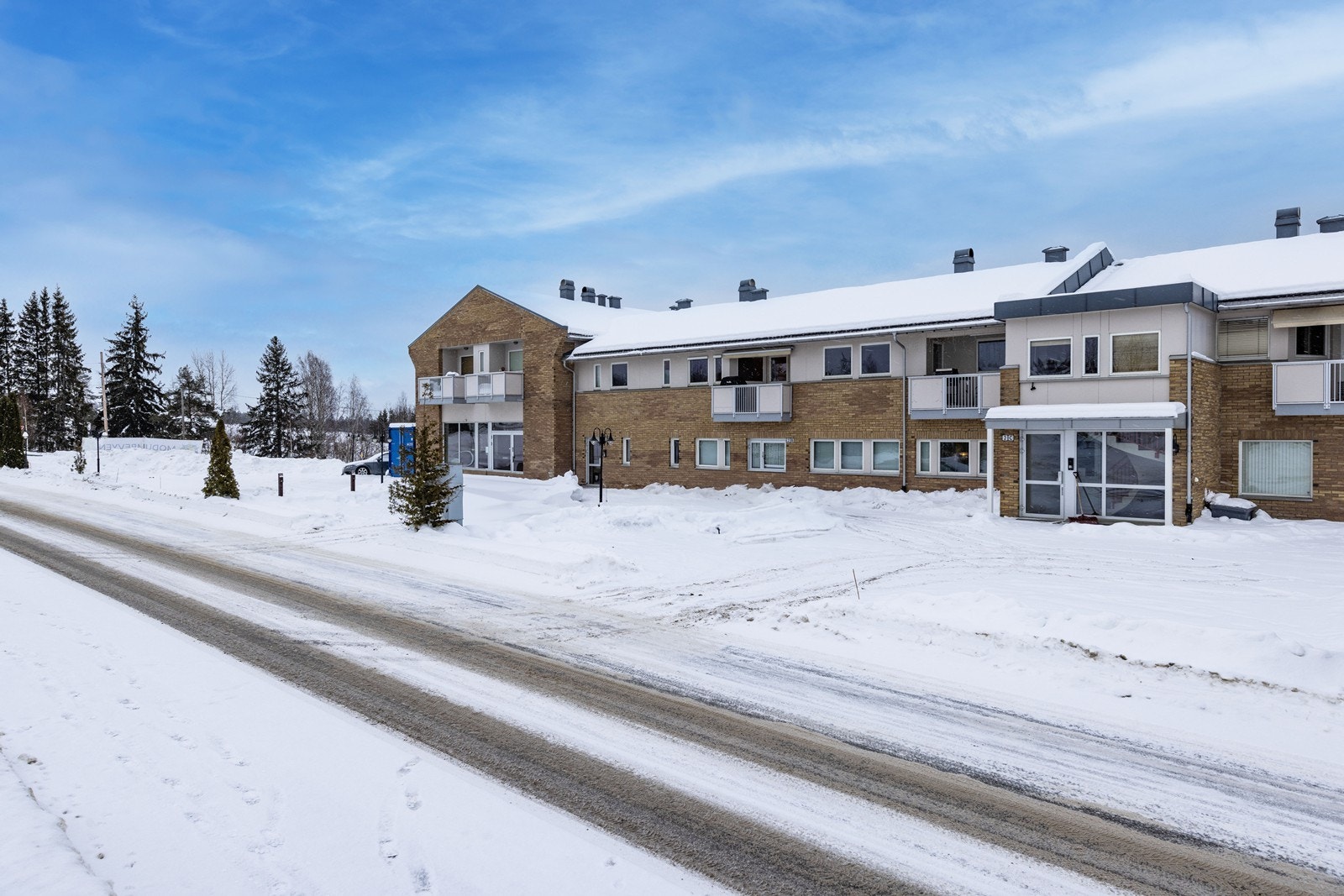 Eiendommen har en solrik beliggenhet i etablert boligområde nord vest for Vikersund sentrum. Galleribilde