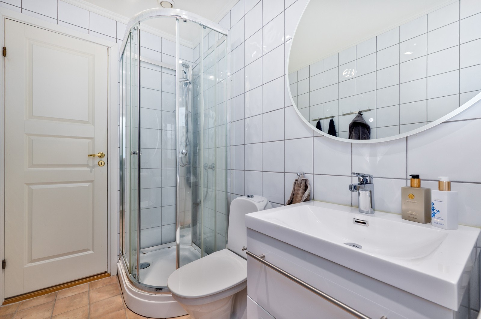 Rommet er ellers utstyrt med innredning med servant, speil med integrert belysning, toalett, dusjkabinett og opplegg for vaskemaskin. Galleribilde