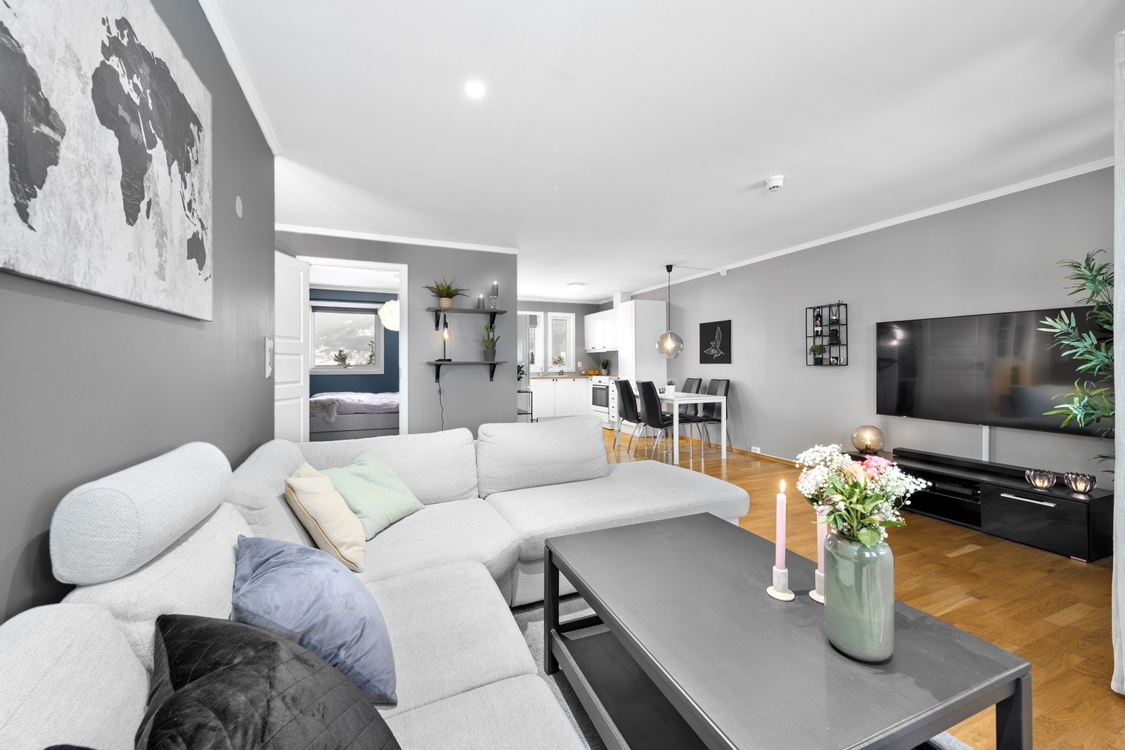 Stue og kjøkken ligger i en åpen løsning, noe som gir en god romfølelse og atmosfære. Galleribilde