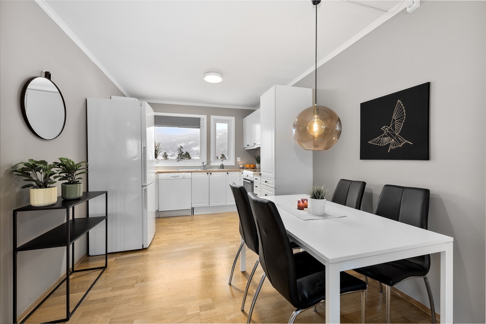 Spisestuen har sin naturlige plassering i nærhet til kjøkkenet. Galleribilde