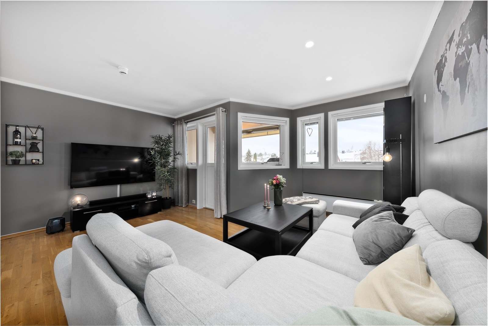 Veggene er malt i en dyp gråfarge som tilfører en lunhet til rommet. Galleribilde