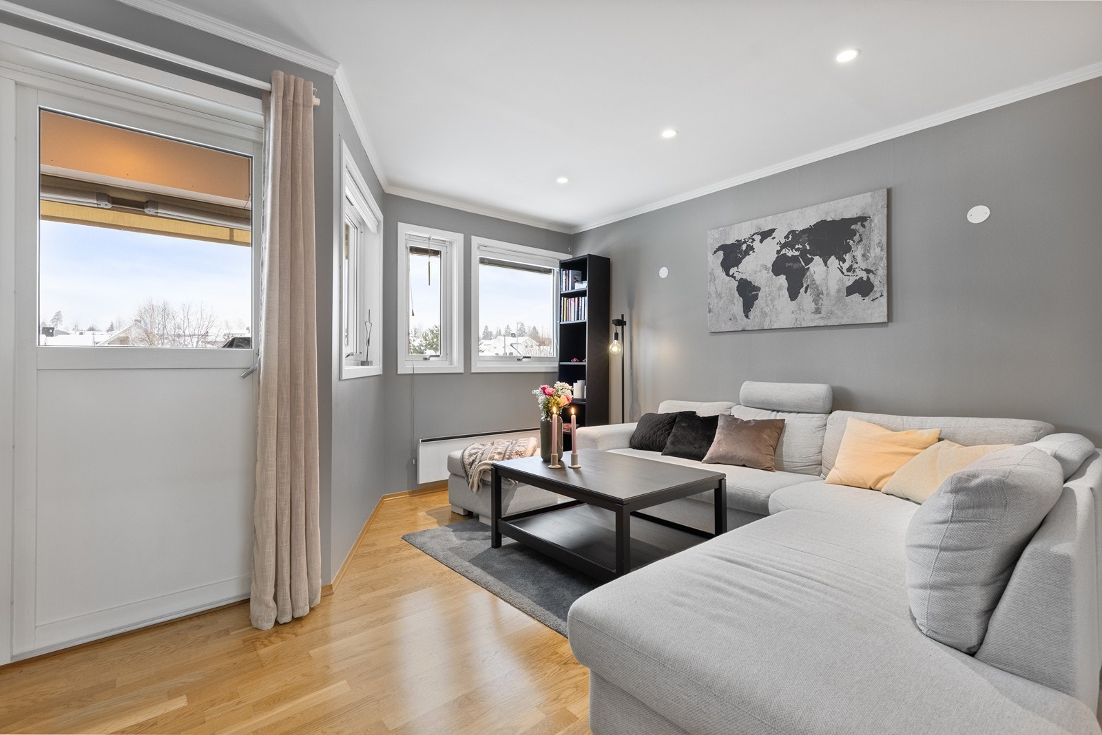 Fra stuen er det også utgang til den overbygde balkongen. Galleribilde