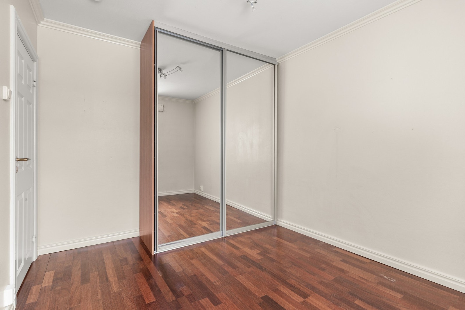 Det medfølger garderobeløsning på ett soverom Galleribilde