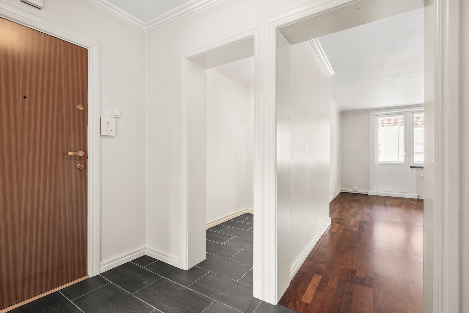 Fra entreen er det en romslig nisje som gir godt med oppbevarings- og opphengsmuligheter Galleribilde