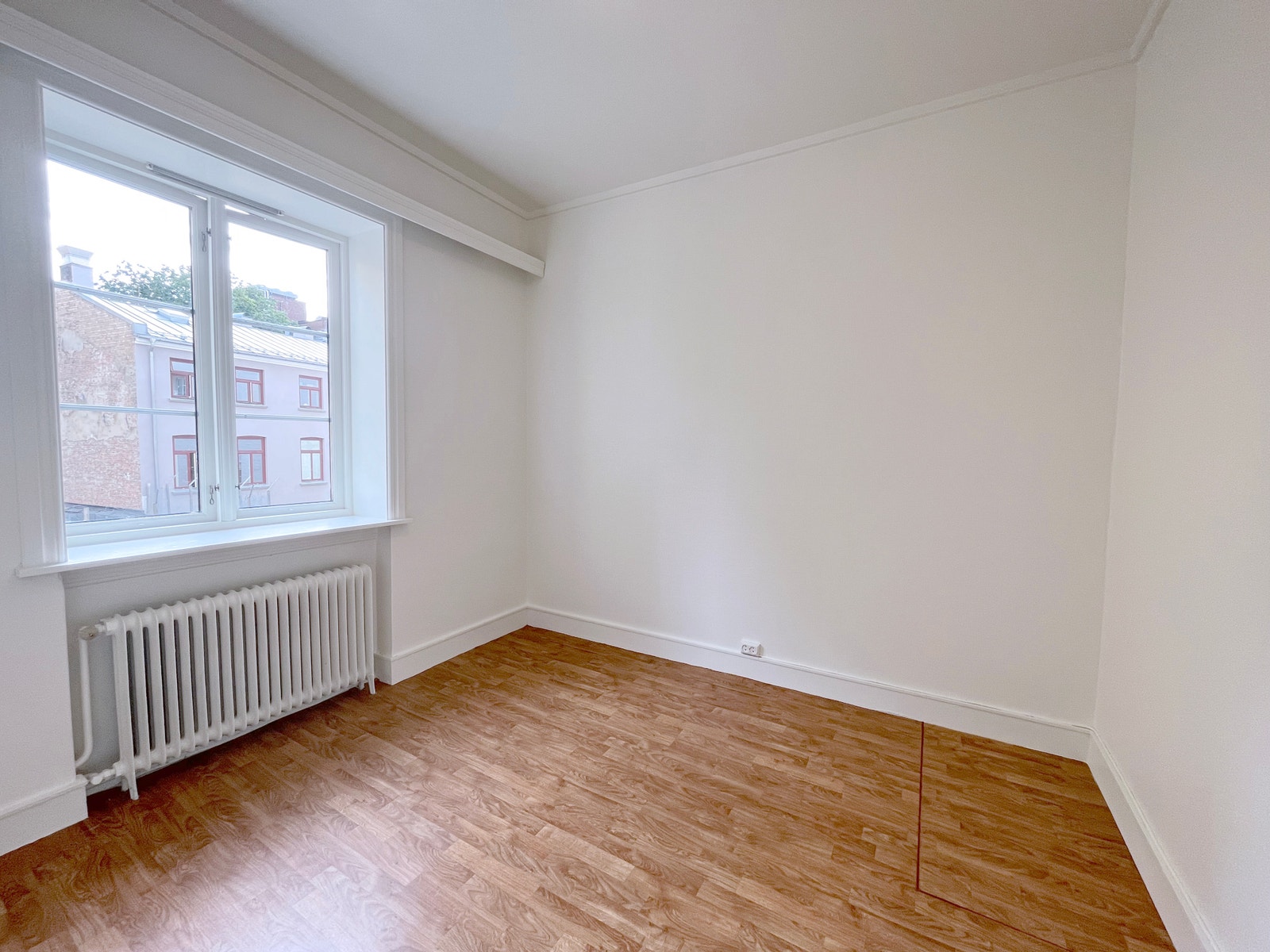 Soverom vendt mot rolig bakgård Galleribilde