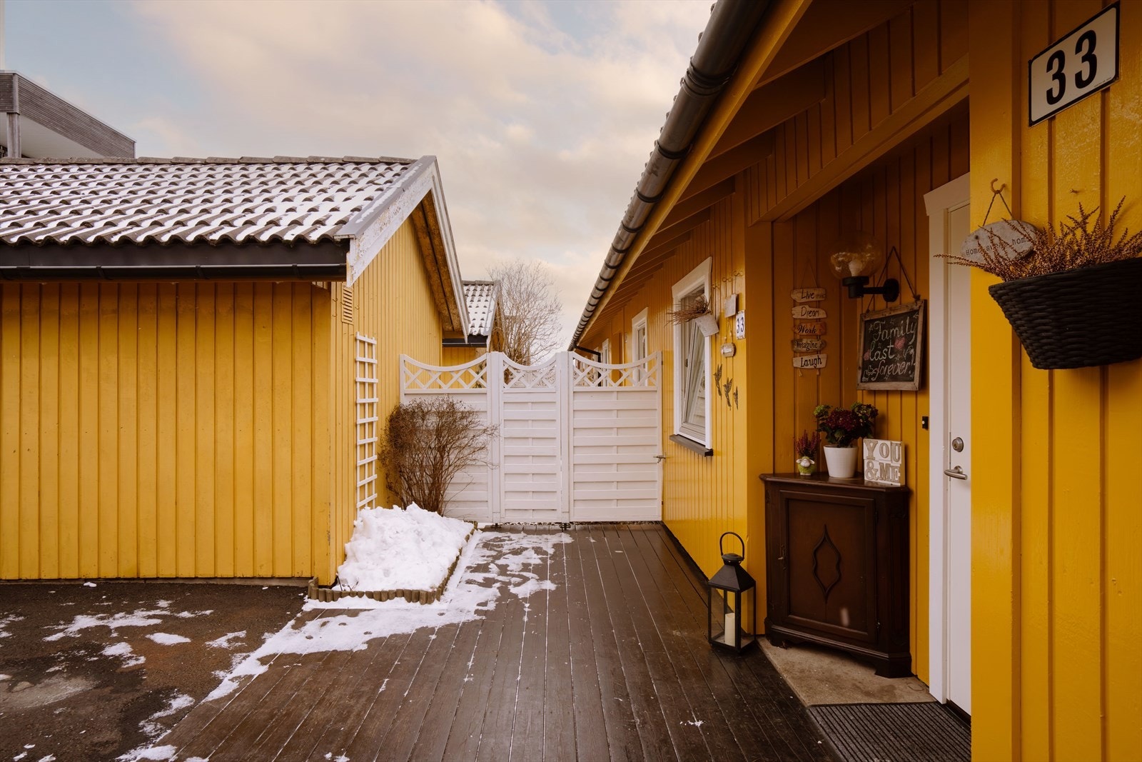 Velstelt uteområde ved inngangsdøren - skjermet og praktisk adkomst til boligen. Galleribilde