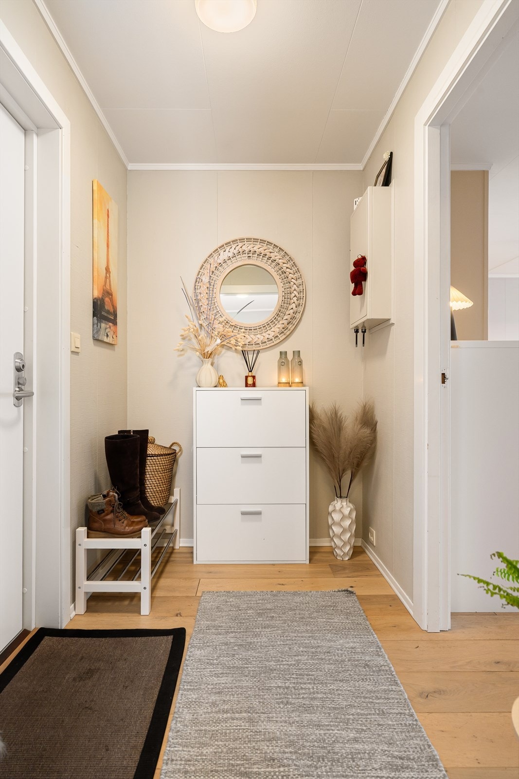 Velkommen inn! Vindfanget har gode muligheter til oppbevaring av yttertøy. Galleribilde