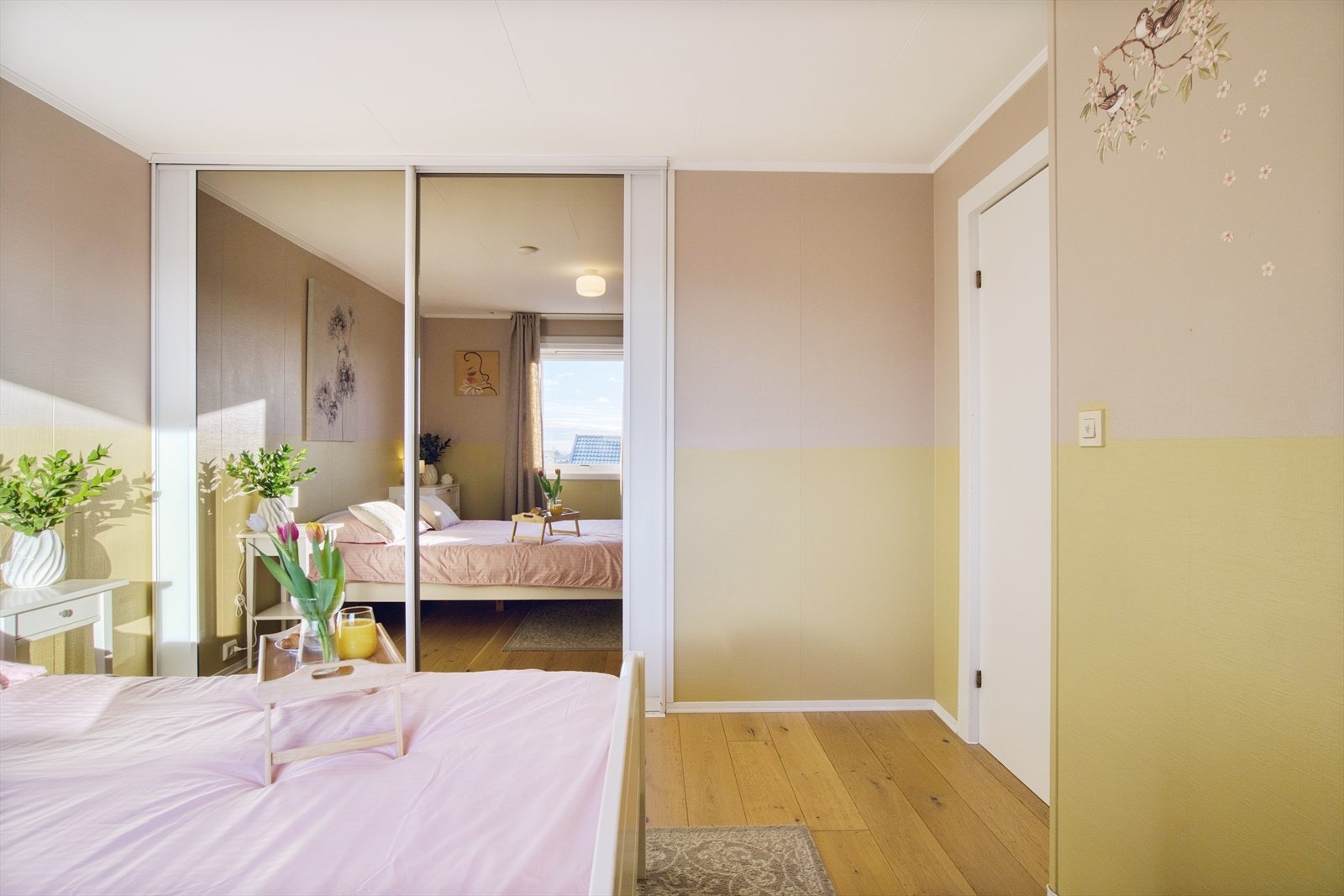 Stor skyvedørsgarderobe med speilfronter som gir ekstra romfølelse. Galleribilde