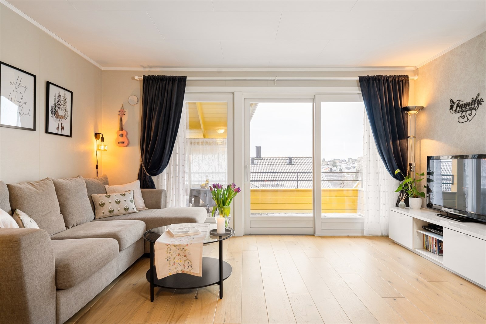 Stuen fremstår som et lyst og trivelig oppholdsrom med en svært god romfølelse. Store vindusflater mot sør/vest. Galleribilde