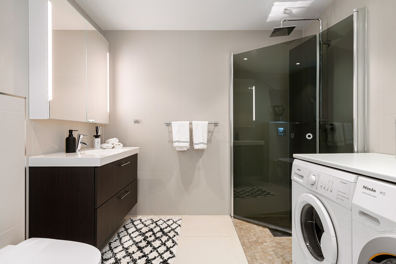 Moderne og stilrent baderom fra 2017 med fliser og varmekabler i gulv. Galleribilde