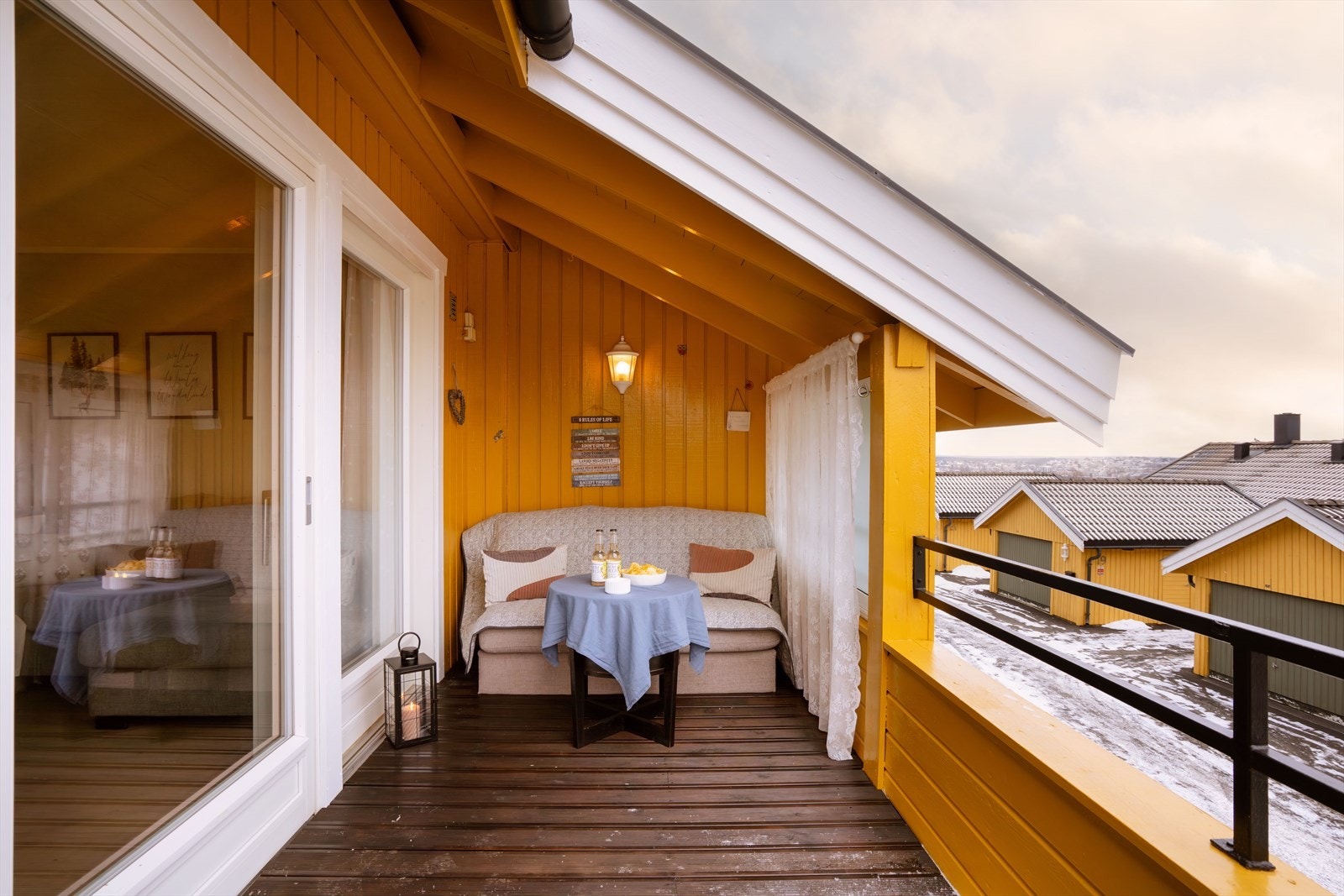 Delvis overbygget sør/vestvendt veranda - en lun og innbydende uteplass med god plass til sittegruppe. Galleribilde