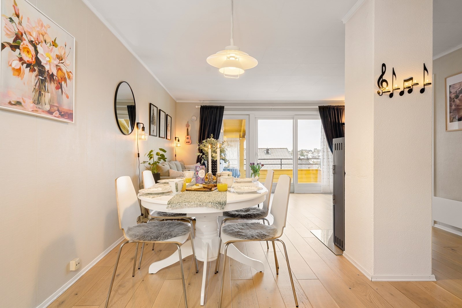 Leiligheten har praktisk åpen stue og kjøkken løsning som gir god plass til spisebord. Galleribilde