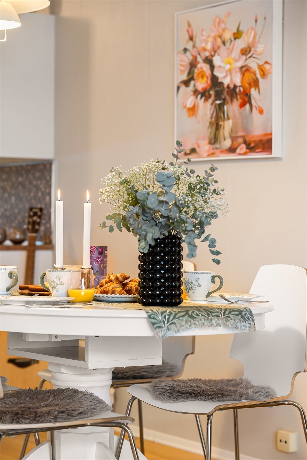 God arbeids- og oppbevaringsplass, samt åpen løsning mot stuen. Galleribilde