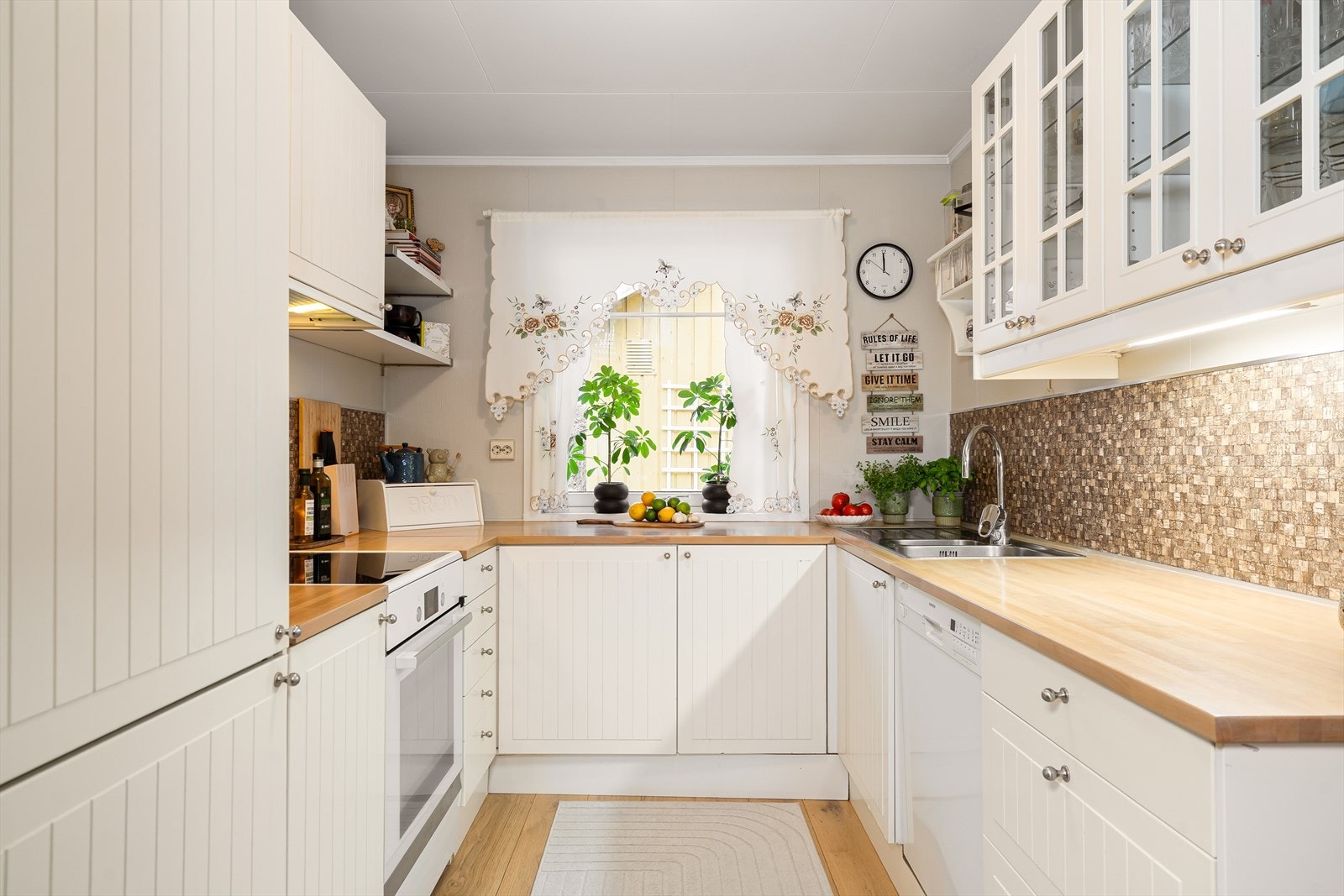 Praktisk og pent kjøkken med god arbeidsplass. Galleribilde