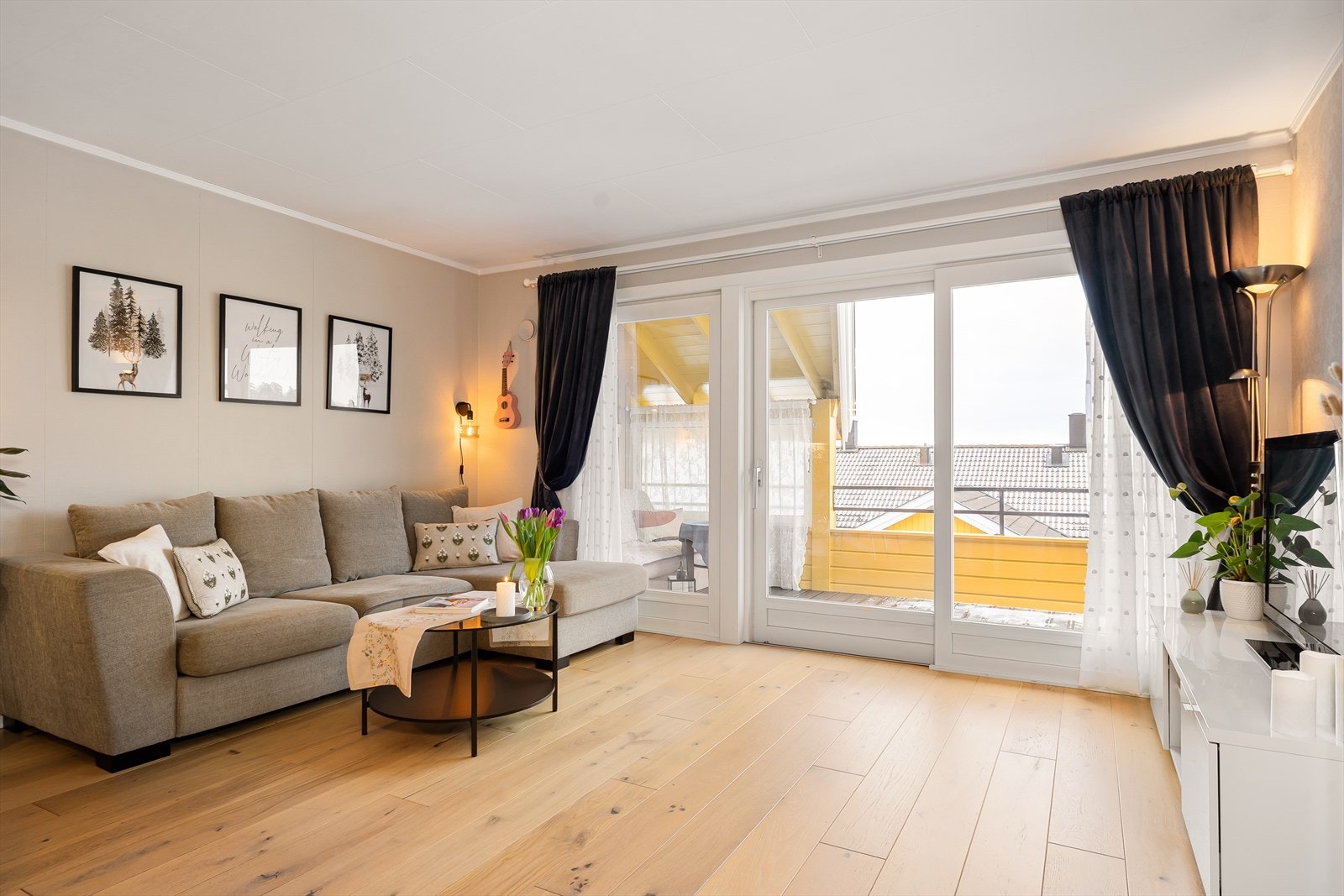 Lys og trivelig stue med store vindusflater og utgang til sør/vestvendt veranda. Galleribilde