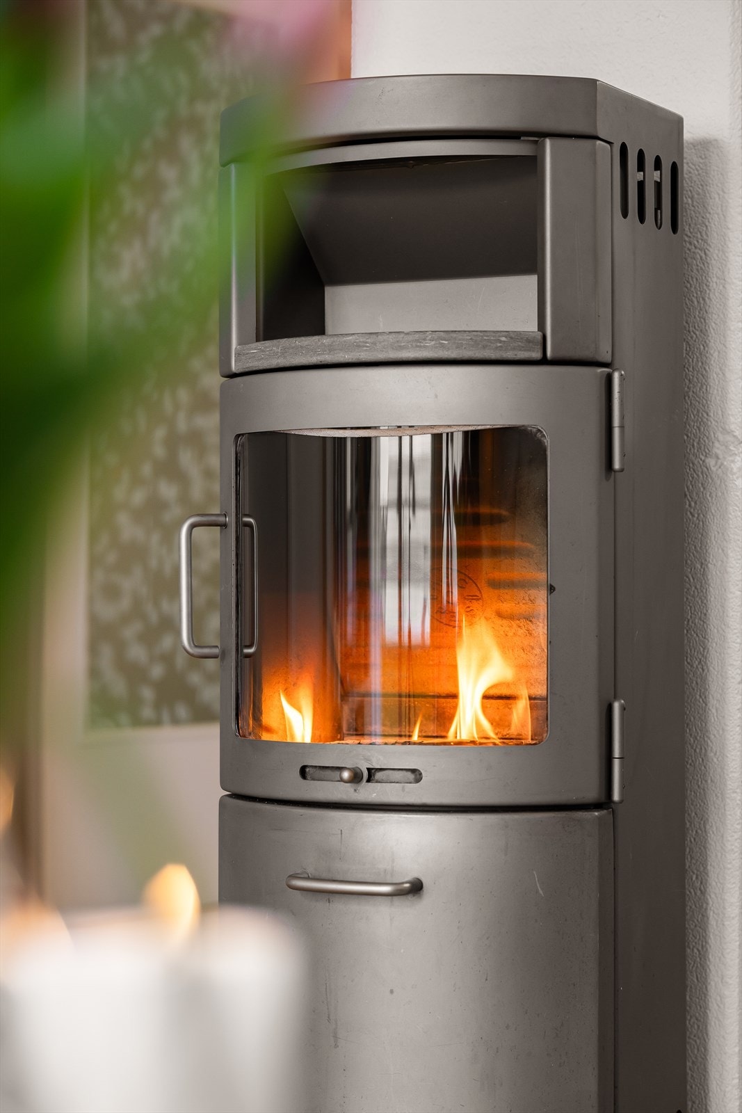 Moderne vedovn i stuen sørger for god varme og hyggelig stemning Galleribilde