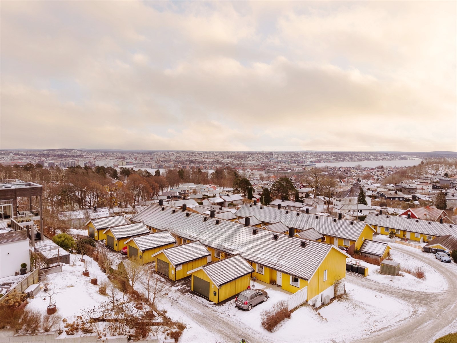 Boligeområdet ligger høyt i terrenget. Bebyggelsen er tett, men rolig, og er et etablert boligområde. Galleribilde