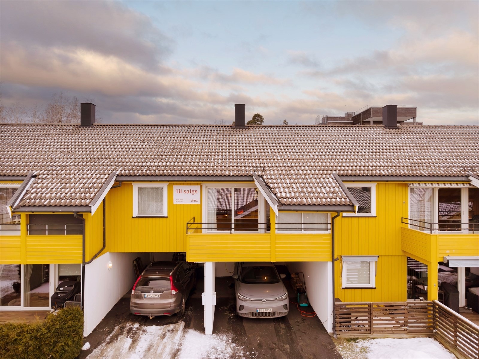 Veranda mot sør/vest med lang kveldssol og hyggelig utsikt mot sentrum og nærområdet. Galleribilde