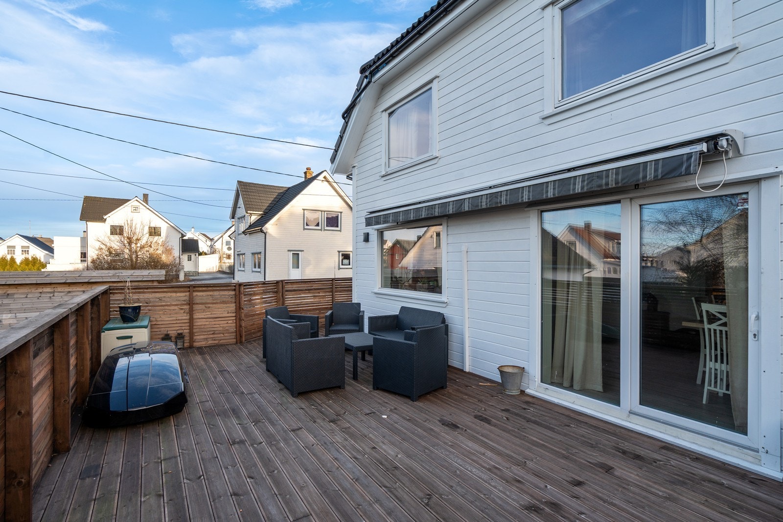 I løpet av de siste årene har boligen gjennomgått flere utvendige oppgraderinger som bl.a kledning, etterisolering (10cm ute og 5cm inne) og tak. Galleribilde