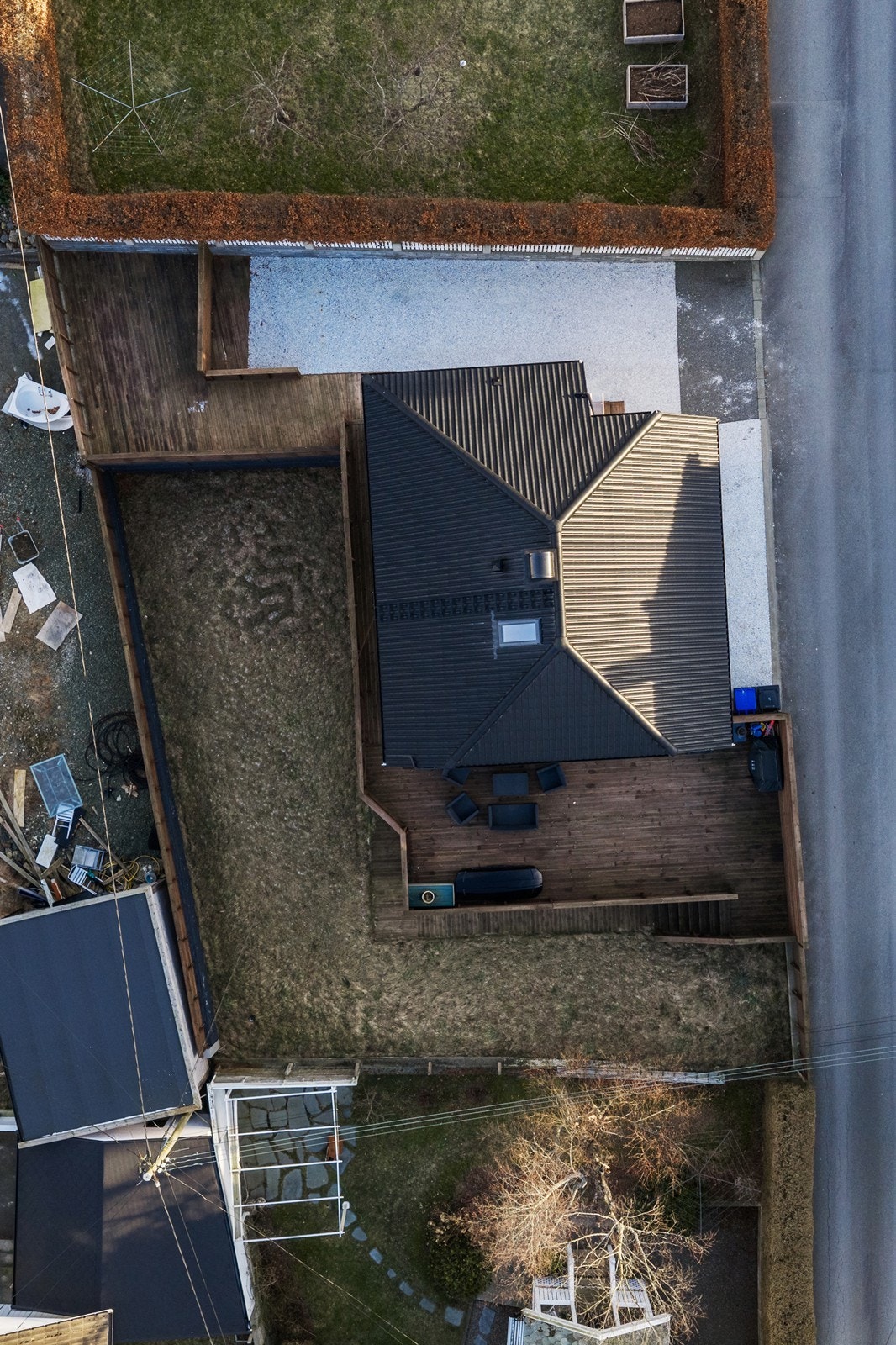 Eiendommen har en stor hage opparbeidet med plen. Galleribilde