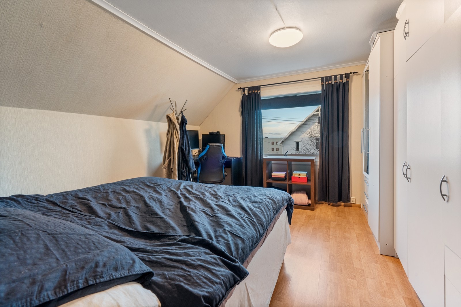 Stort vindu sørger gor godt med lysinnslipp. Galleribilde