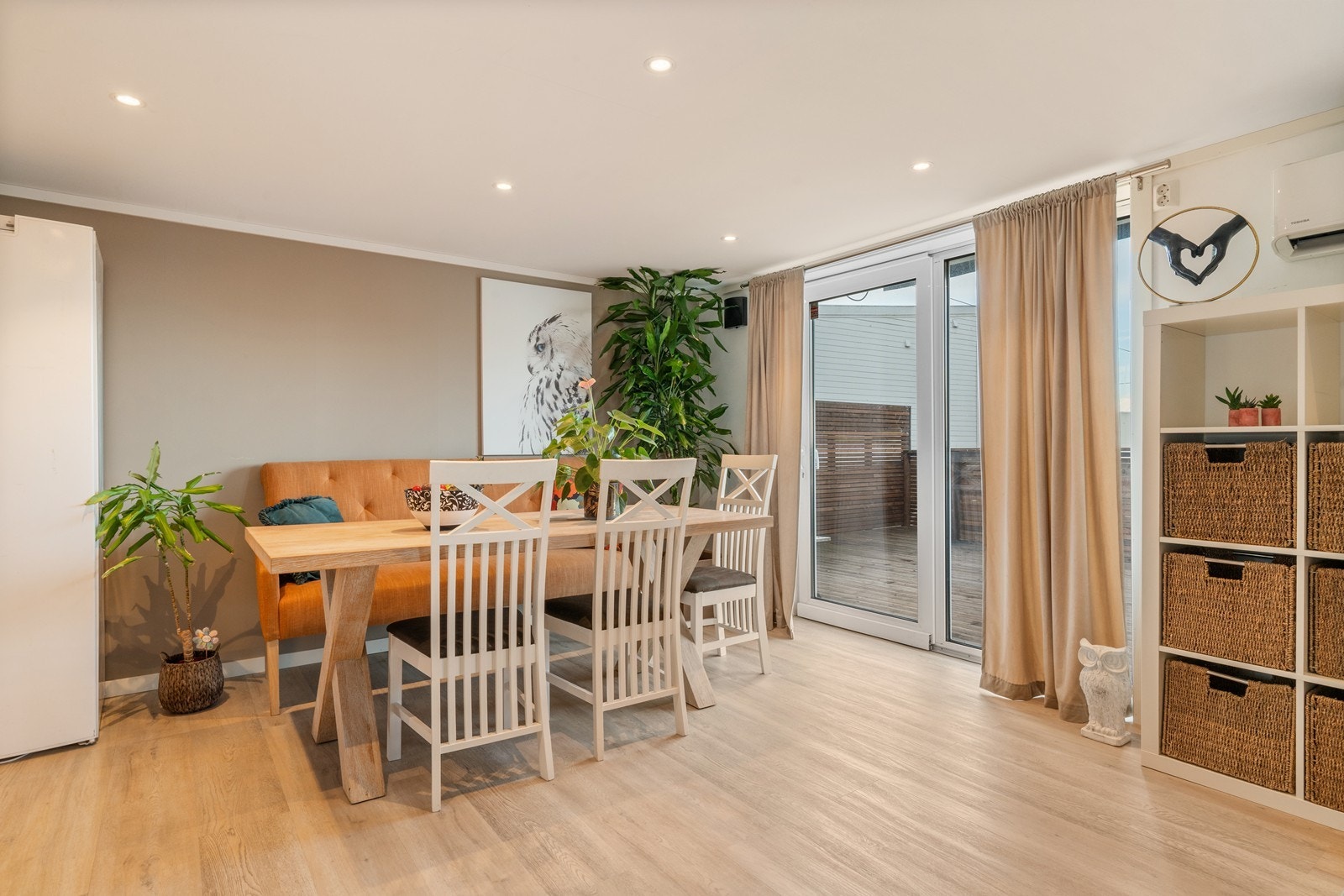 Herfra er det utgang til terrassen som strekker seg rundt deler av huset. Galleribilde