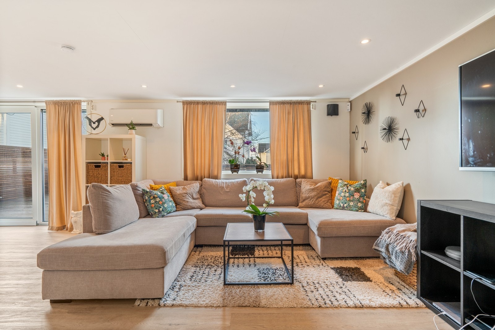 Store vindusflater sørger for godt med lysinnslipp av naturlig lys. Galleribilde