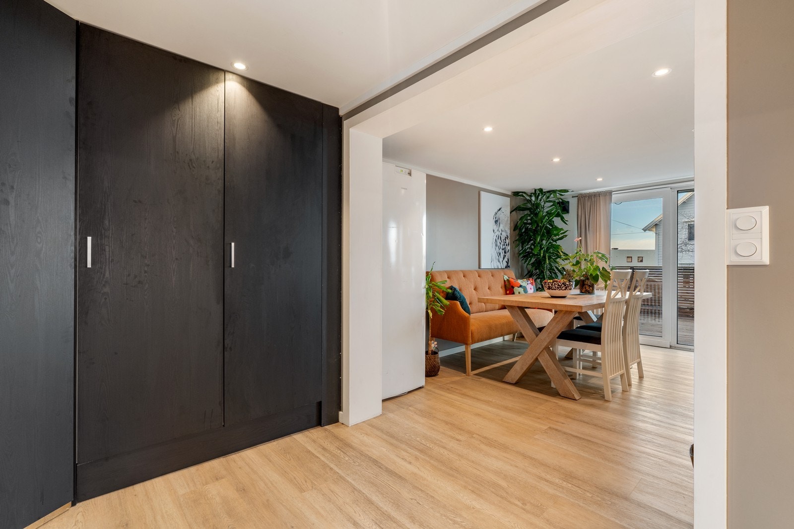 På kjøkken har du godt med oppbevaringsplass i skuffer og skap. Galleribilde