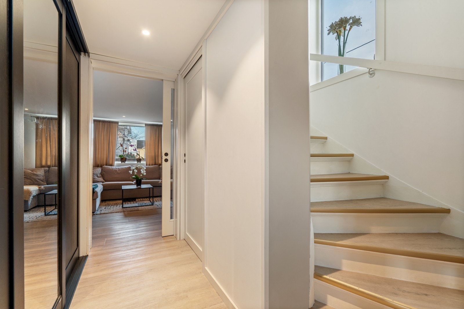 Fra gangen er det trapp opp til 2.etasje hvor du finner 3 soverom og bad. Galleribilde