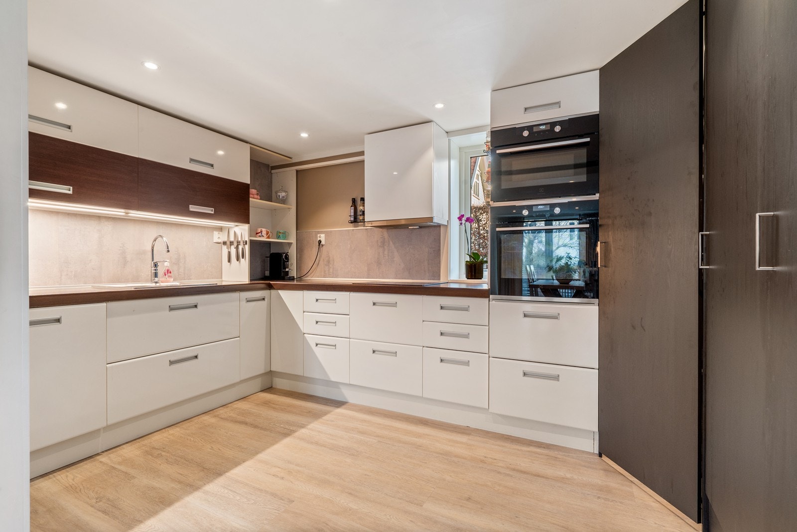 Kjøkkenet består av en flott innredning med glatte fronter og benkeplate i laminat med nedfelt vask. Galleribilde