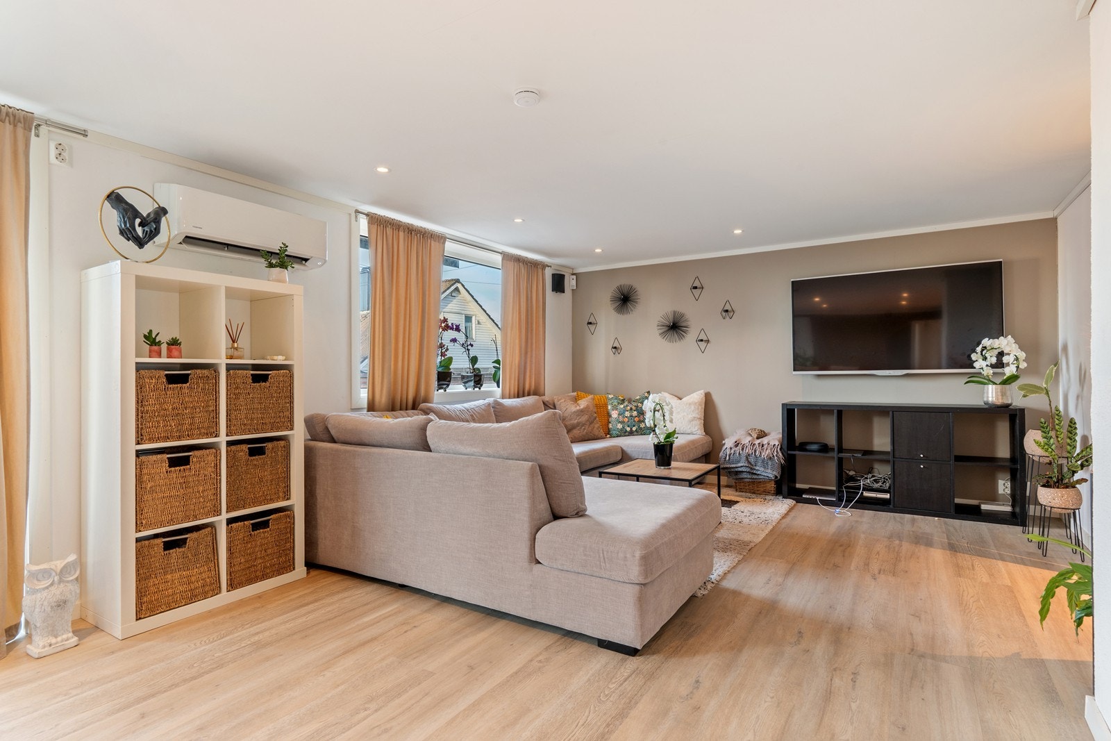 Rommet er stort og luftig med naturlig inndeling av de ulike sonene. Galleribilde