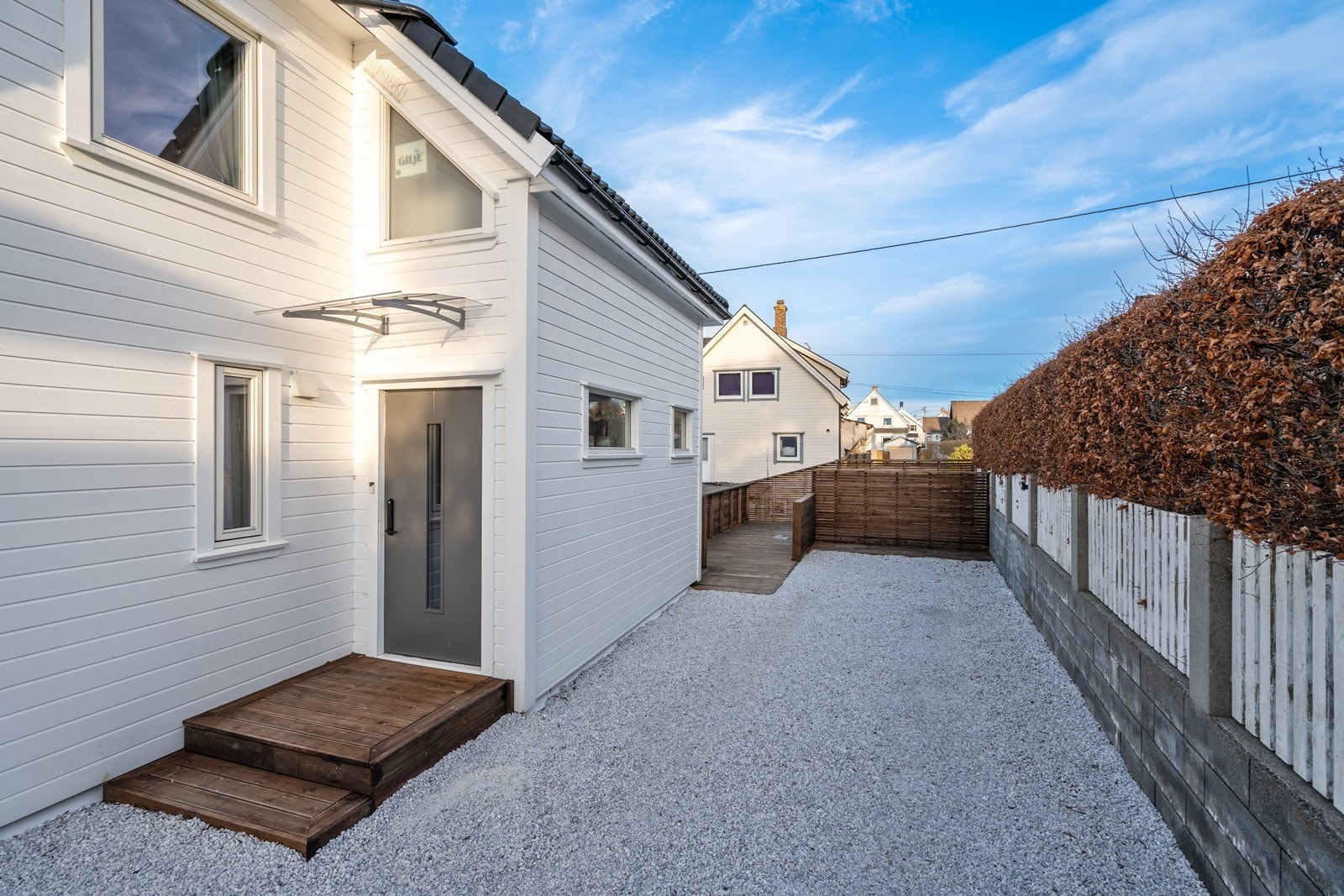 Du møtes av en romslig gårdsplass med et trivelig inngangsparti. Galleribilde