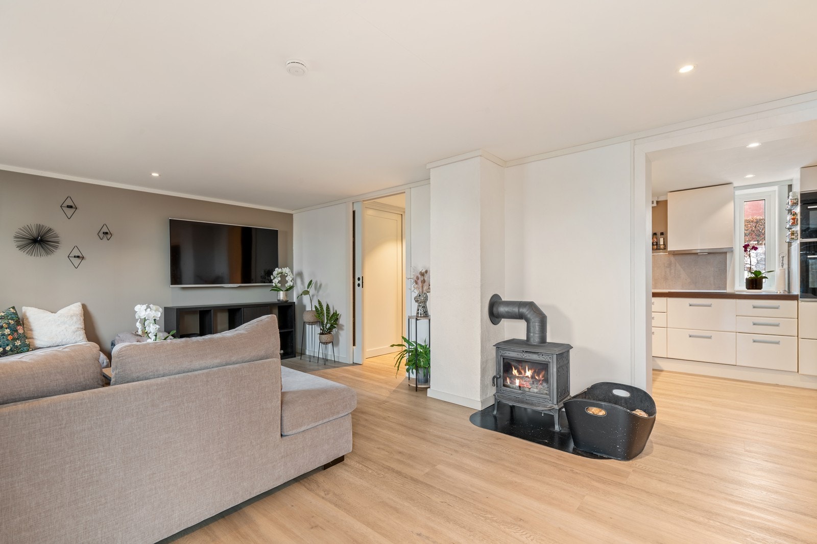 Stue og kjøkken i åpen løsning. Galleribilde